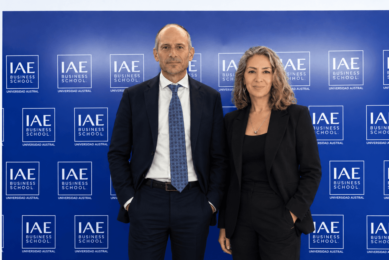 Sandra Martínez junto a otros panelistas en un evento de IAE Business School, Universidad Austral